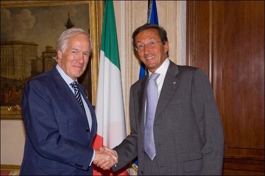 Il Presidente della Camera dei deputati, Gianfranco Fini saluta l'ambasciatore d'Italia a Berlino, Antonio Puri Purini