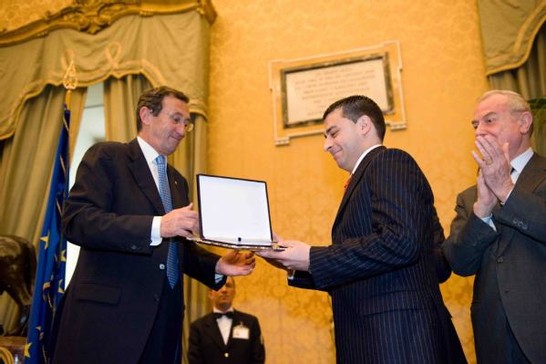 Il Presidente della Camera dei deputati, Gianfranco Fini, insieme al Sottosegretario alla Presidenza del Consiglio, Gianni Letta, consegna ad uno studente uno dei premi  'Marco Biagi 2008'