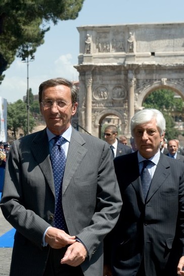 Il Presidente della Camera dei deputati, Gianfranco Fini, al suo arrivo all'Arco di Costantino accompagnato dal Segretario generale, Ugo Zampetti