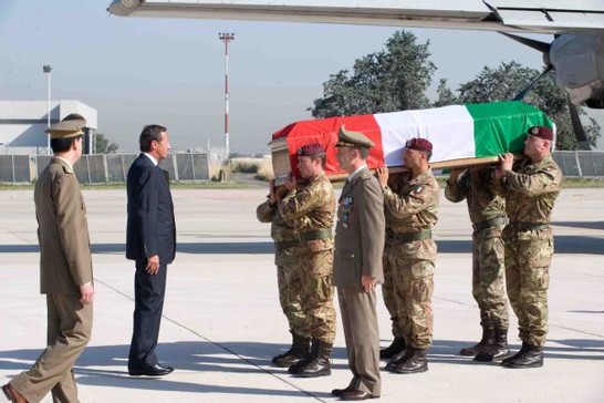 Roma, Aeroporto militare di Ciampino - Il Presidente della Camera Gianfranco Fini rende omaggio al feretro del caporalmaggiore Alessandro Di Lisiovittima di un attentato in Afghanistan.