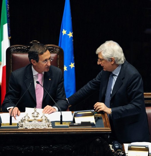 Il Segretario generale della Camera dei deputati, Ugo Zampetti, assiste il Presidente, Gianfranco Fini, durante i lavori dell'Aula