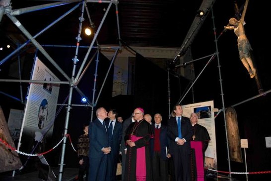 Il Presidente della Camera dei deputati, Gianfranco Fini, all'inaugurazione della mostra 'L'Aquilal'arte ferita delle Chiese del centro storico a Montecitorio'