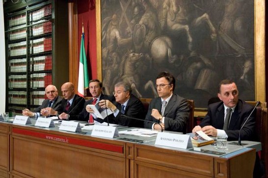 Il Presidente della Camera dei deputati, Gianfranco Fini, presenta il libro di Giuseppe Galati 'Al Sud come al Nord. Tra federalismo e responsabilità'
