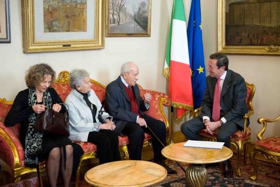 Il Presidente della Camera Gianfranco Fini incontrain occasione del suo novantacinquesimo compleannol'On. Pietro Ingrao ed i suoi familiari
