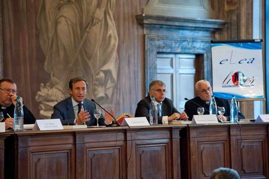 Il Presidente della Camera dei deputati Gianfranco Fini interviene alla riflessione sul volume di Limes 'A che serve la democrazia' con S.E. Mons. Leuzzi