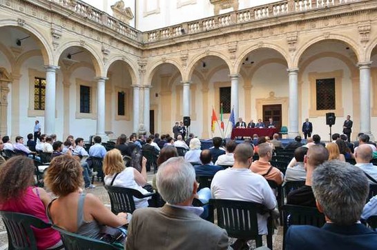 Il Presidente della Camera dei deputati, Gianfranco Fini, pronuncia l'Orazione civile in ricordo di Paolo Borsellino, presso la Biblioteca comunale di Palermo