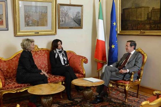 Il Presidente della Camera dei deputati Gianfranco Fini con Rossana Casale e Daniela Alleruzzo