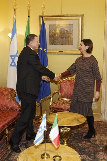 La Presidente della Camera dei deputati, Laura Boldrini, saluta il Presidente del Parlamento dello Stato di Israele, Yuli-Yoel Edelstein