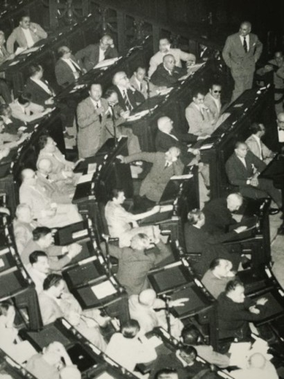 Deputati nell'emiciclo della Camera durante il voto di fiducia al Governo Pella