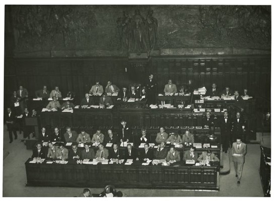 Discorso dell'onorevole Pella alla Camera in occasione del voto di fiducia al suo governo; in alto il presidente Gronchi