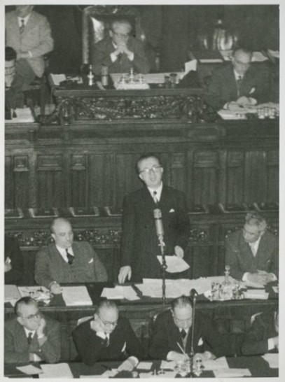 Discorso dell'onorevole Pella alla Camera in occasione del voto di fiducia al suo governo; in alto il presidente Gronchi, ai lati di Pella  Fanfani e Scoca