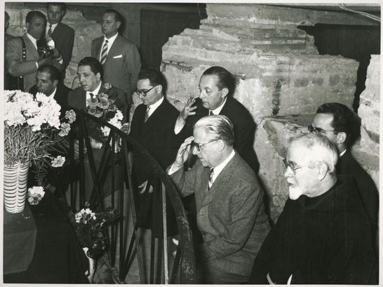Il Presidente della Repubblica Giovanni Gronchi rende omaggio alla tomba di De Gasperi 						  						Visita on. Gronchi alla tomba di De Gasperi