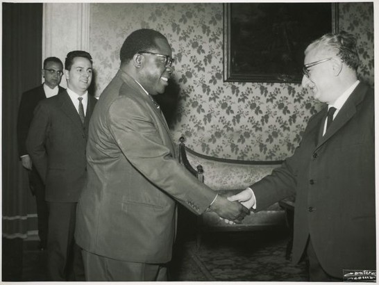 Il presidente della Camera dei Deputati Giovanni Leone riceve l'ambasciatore della Nigeria Lawrence Anionwu