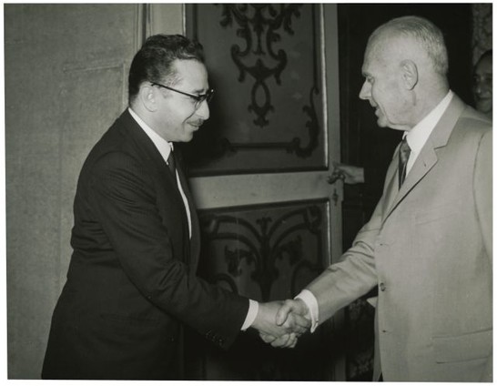 Il presidente della Camera dei Deputati Alessandro Pertini riceve l'ambasciatore algerino