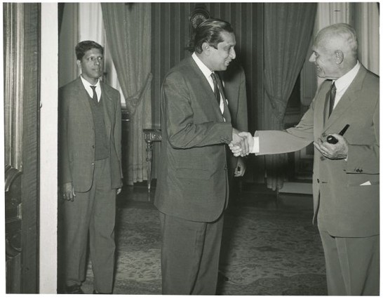 Il presidente della Camera dei Deputati Alessandro Pertini riceve l'ambasciatore dell'India