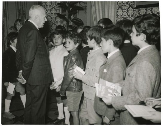 Il presidente della Camera dei Deputati Alessandro Pertini riceve gli alunni della scuola 'Brasile' di Roma