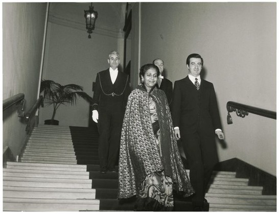 Il presidende della Camera dei Deputati Alessandro Pertini riceve l'ambasciatore di Ceylon, signora Loranee Senaratne