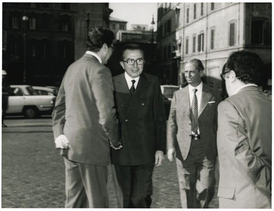 L'onorevole Giulio Andreotti, presidente del consiglio incaricato, giunge a Montecitorio e viene ricevuto dal presidente della Camera dei Deputati Pietro Ingrao