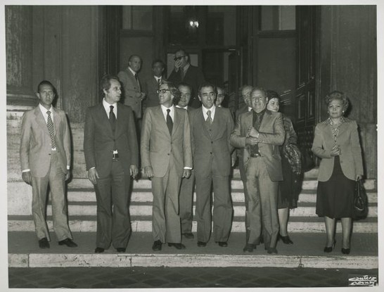 Il presidente della Camera dei deputati Pietro Ingrao riceve il presidente Mancini accompagnato da un gruppo di persone
