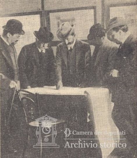 V. Pica, il prof. Tesorone, l'architetto Basile, D. Trentacoste, Ducrot, attorno a un tavolo