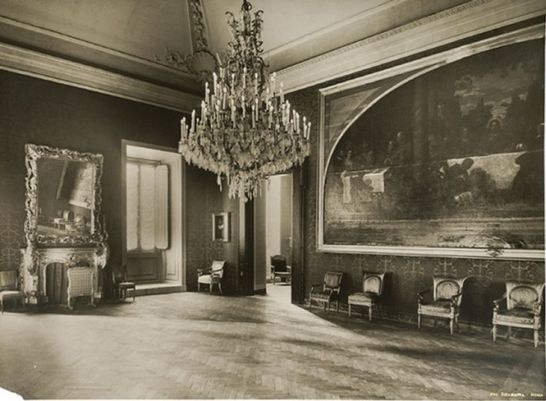 Sala Gialla - Scorcio sulla sala arredata con mobili in stile rococò provenienti dalla Reggia di Caserta