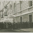 Folla di invitati in attesa davanti agli ingressi delle tribune per la seduta del 30 nov. 1936