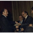 Il presidente del consiglio Ciriaco De Mita  assegna i Premio speciale della cultura - Auletta dei gruppi