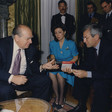 Scambio di doni tra il Presidente della Camera dei deputati, Luciano Violante, e il Presidente della Repubblica dell'Uruguay, Julio María Sanguinetti Coirolo