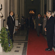 Il Presidente della Camera dei deputati, Luciano Violante, in raccoglimento davanti al busto di Giovanni Amendola