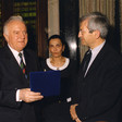 Consegna di un dono da parte del Presidente della Camera dei deputati, Luciano Violante, al Presidente della Repubblica della Georgia,  Eduard Shevardnadze