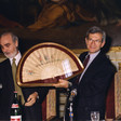 Il Presidente della Camera dei deputati, Luciano Violante, mostra il Ventaglio ricevuto in dono dall'Associazione Stampa Parlamentare