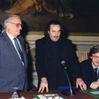 Il Vicepresidente della Camera dei deputati, Alfredo Biondi, consegna il premio Camera dei deputati al pittore, Gino De Dominicis