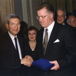 Scambio di doni tra il Presidente della Camera dei deputati, Luciano Violante, ed il Presidente della Repubblica di Lettonia, Guntis Ulmanis