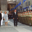 Il Presidente della Camera dei deputati, Luciano Violante, il Re di Spagna, Juan Carlos I, e la Regina, Sofia di Grecia, passano in rassegna il Picchetto d'Onore schierato a Piazza Montecitorio