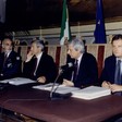 Il Presidente Luciano Violante, insieme al Segretario generale, Ugo Zampetti e al  Presidente dell'Associazione Stampa Parlamentare Enzo Iacopino, al tavolo degli oratori.