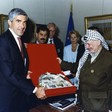 Il Presidente della Camera dei deputati, Pier Ferdinando Casini, riceve un dono dal Presidente dell'Autorità Palestinese, Yasser  Arafat