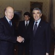 Il Presidente della Camera dei deputati, saluta il Presidente della Convenzione Europea, Valéry Giscard d'Estaing