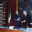 Il Presidente del CASD, Generale S.A. Ugo De Carolis, consegna un'onorificienza al Segretario generale della Camera dei deputati, Ugo Zampetti