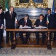 Il Presidente della Camera dei deputati, Pier Ferdinando Casini, e il Presidente della Camera dei Rappresentanti del Congresso delle Filippine, José De Venecia, firmano un protocollo d'intesa