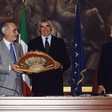 l Presidente dell'Associazione Stampa parlamentare, Enzo Jacopino consegna al Presidente della Camera dei deputati, Pier Ferdinando Casini, il Ventaglio