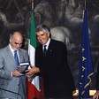 Il Presidente della Camera dei deputati, Pier Ferdinando Casini, consegna una targa ricordo al Presidente dell'Associazione Stampa parlamentare, Enzo jacopino