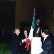 Il Presidente della Repubblica, Carlo Azeglio Ciampi, procede allo scoprimento del busto di Giovanni Leone