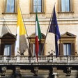 La Bandiera dello Stato della Città del Vaticano esposta accanto alle Bandiere italiana ed europea nella facciata di Palazzo Montecitorio