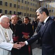 Il Presidente della Camera dei deputati, Pier Ferdinando Casini, accoglie Sua Santità Giovanni Paolo II all'Ingresso Principale