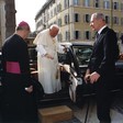 Sua Santità Giovanni Paolo II al suo arrivo in Piazza Montecitorio