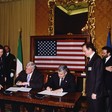 Il Presidente della Camera dei deputati, Pier Ferdinando Casini,  ed il Presidente della Camera dei Rappresentanti degli Stati Uniti d'America J. Dennis Hastert , firmano un protocollo d'intesa