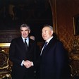 Il Presidente della Camera dei deputati, Pier Ferdinando Casini, saluta il Presidente della Reppubblica del Kazakhstan, Nursultan Abishivech Nazarbayev