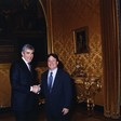 Il Presidente della Camera dei deputati, Pier Ferdinando Casini, saluta il Vice Presidente della Repubblica di Colombia, Francisco Santos
