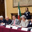 Il Presidente della Camera dei deputati, Gianfranco Fini, al tavolo dei relatori