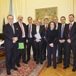 Foto di gruppo con i relatori dell'incontro sul tema : 'La gestione dei rifiuti radioattivi e il sistema dei controlli. Esperienze a confronto tra Francia, Spagna e Italia'